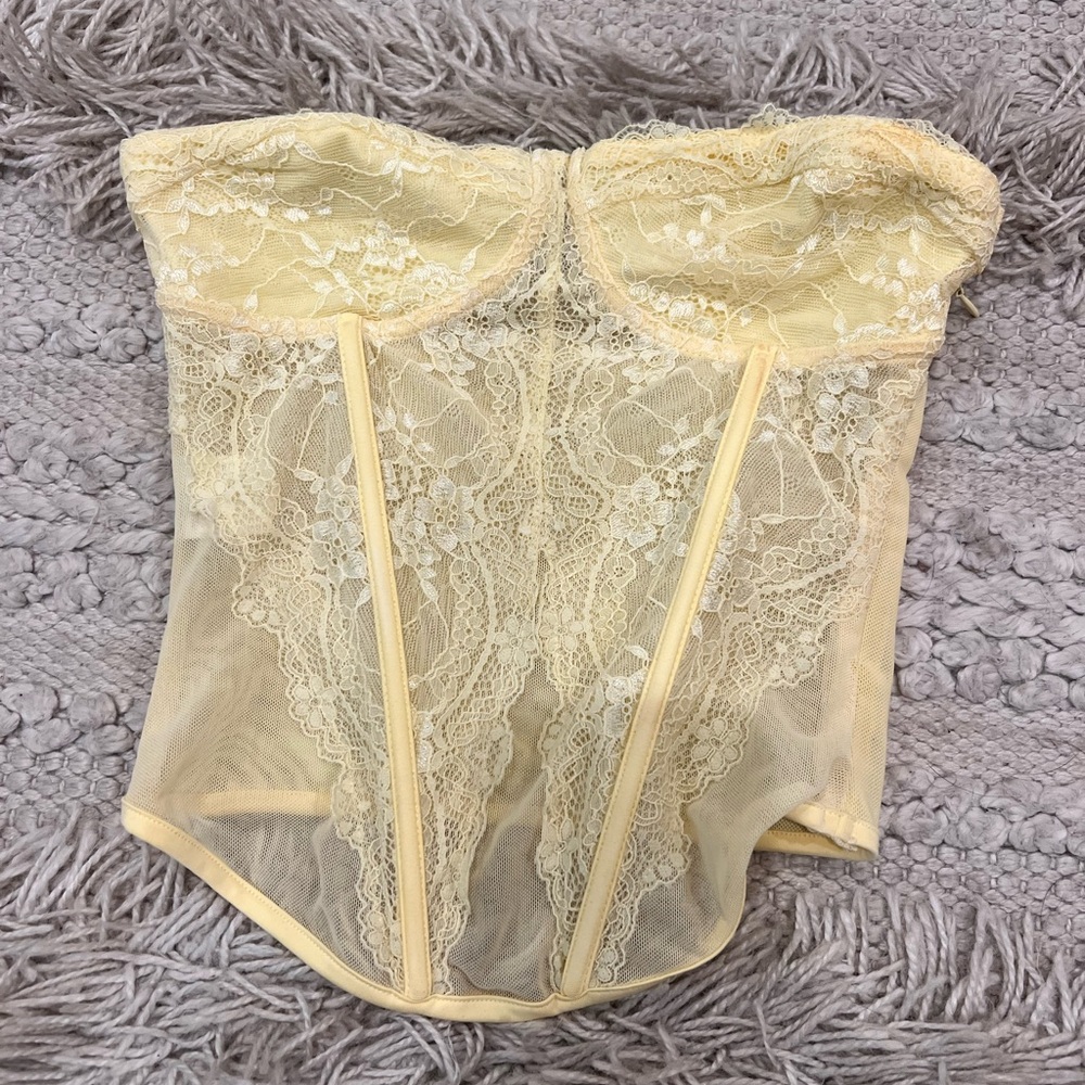 I am Gia buttery yellow corset top size XS